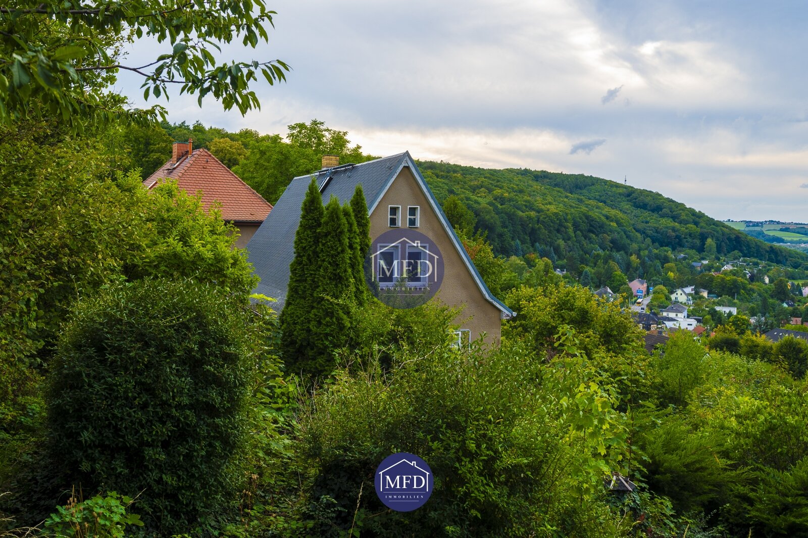 Haus mit Ausbaupotential auf ca. 830qm Grundstück im Grünen - Stadtgrenze Dresden & Freital - schöner Talblick